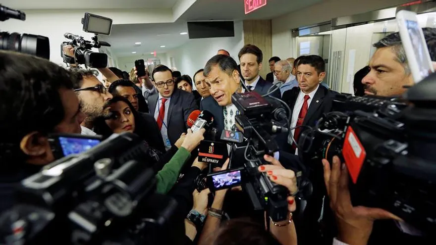 El presidente ecuatoriano Rafael Correa (c) habla con los medios hoy, en llas Naciones Unidas en Nueva York (Estados Unidos).