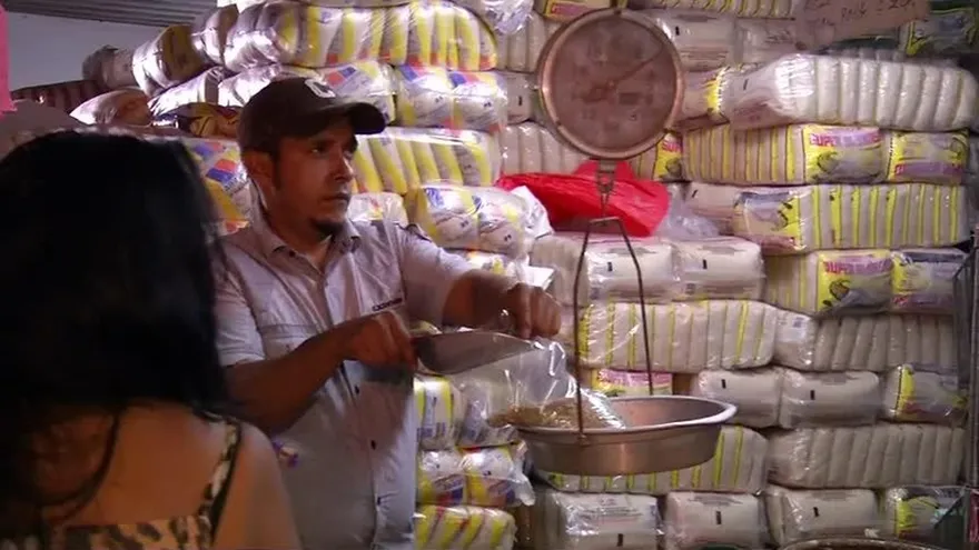 Las legumbres y frutas no han llegado al mercado de abastos en la capital.