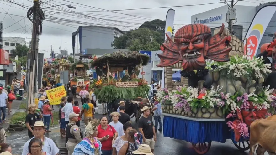 Unas 20 carretas participan del desfile en La Chorrera.
