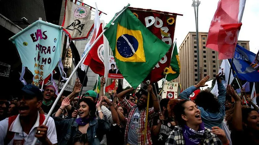 Diversos grupos políticos han convocado para este domingo a manifestaciones tanto a favor como en contra de la dictadura, pero al menos en los primeros momentos la respuesta de los brasileños fue escasa y los actos congregaron a unas pocas decenas de personas.