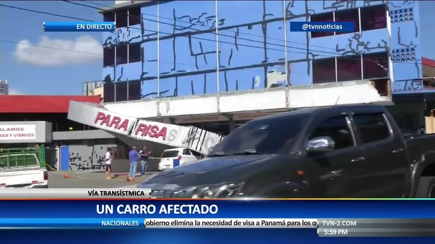 Techo de un local de piezas le cae encima a un auto