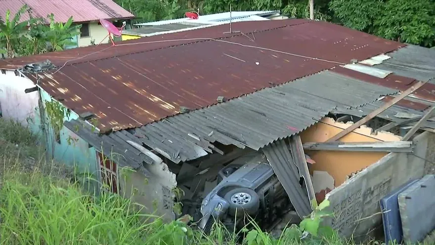 Carro cae sobre vivienda en Colón
