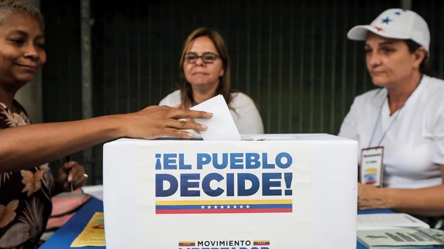 Un grupo de personas participa en la votación convocada en Caracas el pasado 16 de julio.