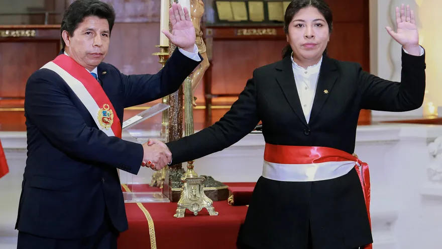 Foto de archivo/Presidente Pedro Castillo juramentando a Betssy Chavez como primera ministra.