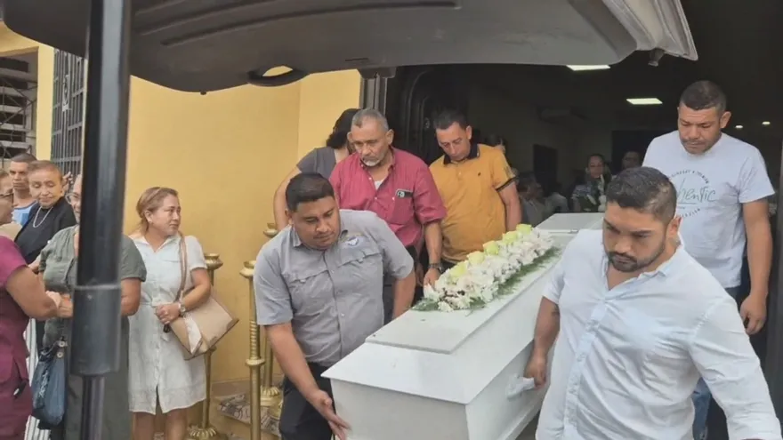 Forestal despide a Regina Miranda, trabajadora de la escuela Rómulo Arrocha herida durante el terremoto