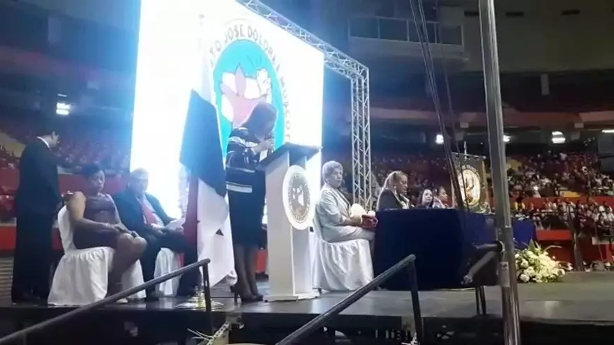 Abuchean a directora durante graduación en el José Dolores Moscote