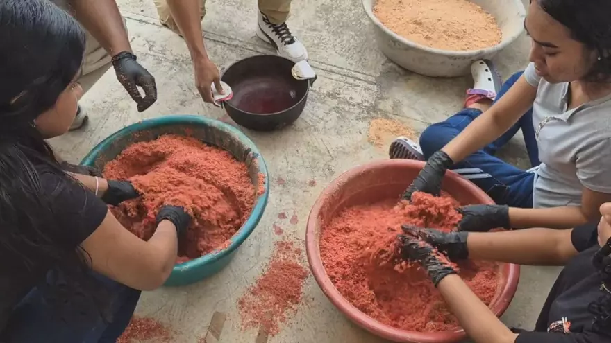 Pintan la sal elaborar las alfombras que se presentarán en actividad del Corpus Christi en Capira.