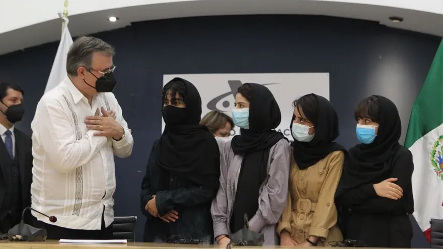 El canciller de México, Marcelo Ebrard da la bienvenida a las jóvenes afganas