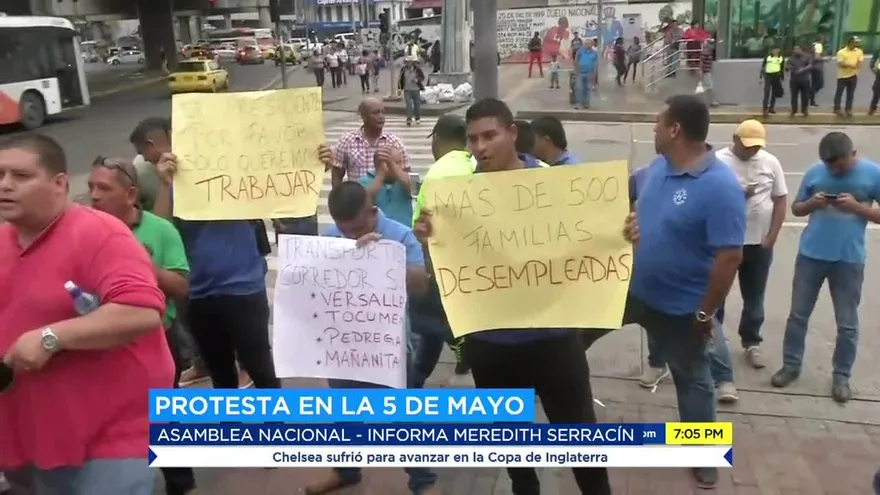 Transportistas protestan en la 5 de Mayo