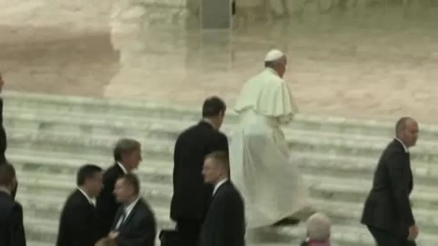 El papa dice que la falta de instrucción atenta contra la dignidad de las personas