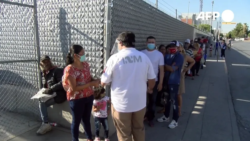 Migrantes varados en frontera México-EEUU, olvidados por Trump y AMLO