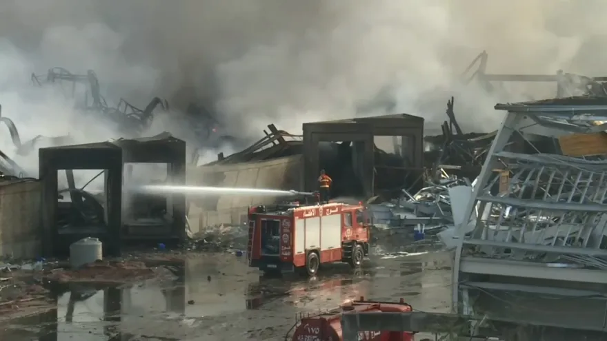 Extinguido en puerto de Beirut un enorme incendio que destruyó ayuda humanitaria