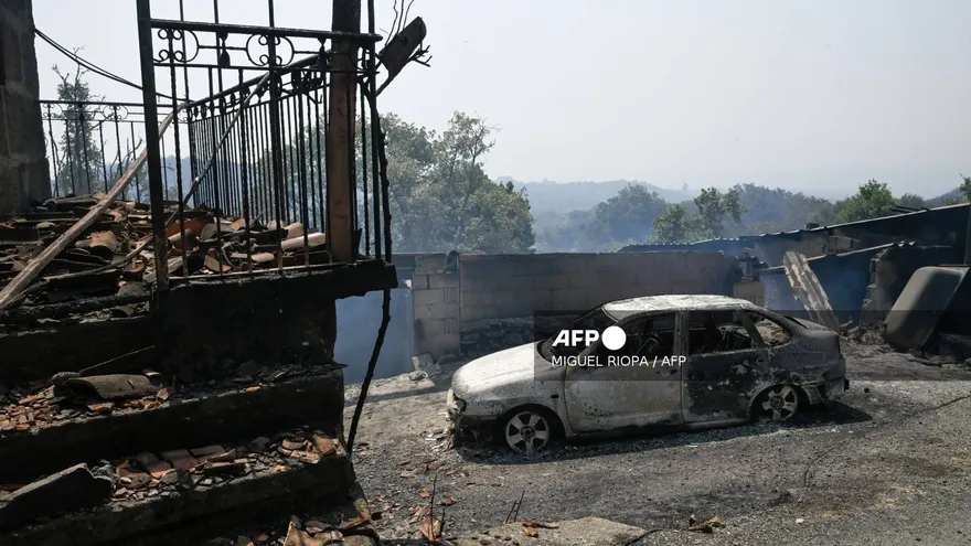 Se ven casas y un automóvil quemados después de un incendio forestal en A Caridade, cerca de Monterrei en la provincia de Ourense, norte de España, el 14 de agosto de 2025.