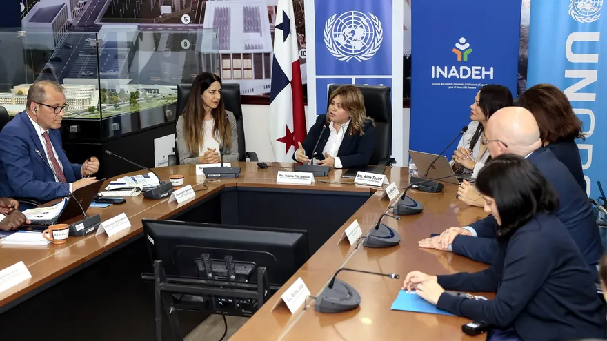Autoridades del Inadeh con la delegación internacional