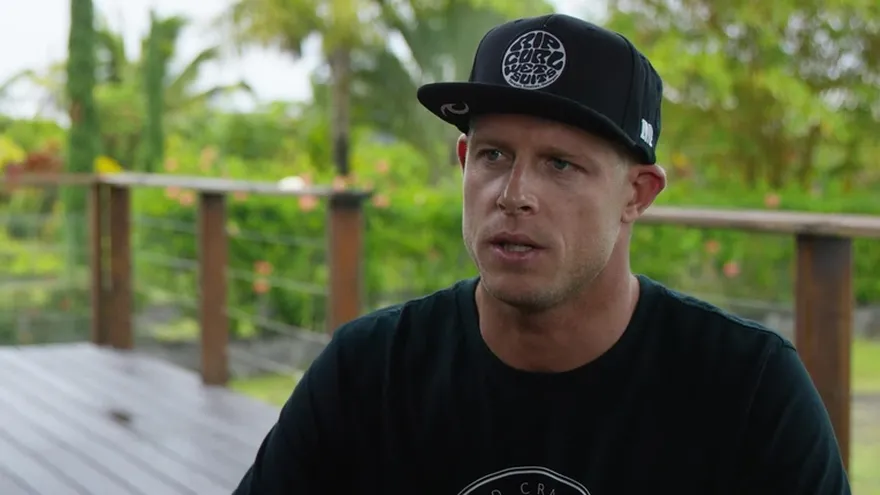 Surfista atacado por tiburón vuelve a las olas