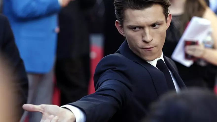 El actor británico y miembro del reparto Tom Holland llega al estreno de la película "Spider-Man: Homecoming" el 28 de junio de 2017, en el TCL Chinese Theatre, en Hollywood, California (EE.UU.).