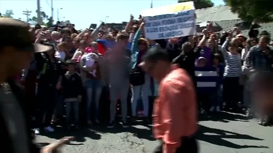 Migrantes cubanos se concentran en la embajada de EEUU en Quito