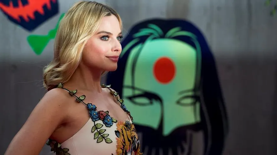 La actriz australiana Margot Robbie posa para los fotografos en el preestreno de la película 'Suicide Squad' (Escuadrón Suicida) en Leicester Square de Londres, Reino Unido, el 3 de agosto de 2016.