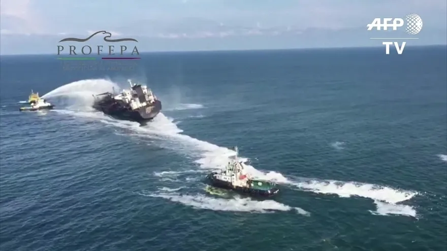 Sofocado sin derrames incendio en buque de Pemex en México