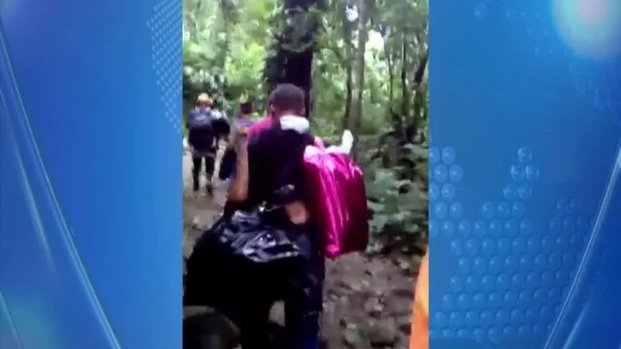 Mujer migrante graba travesía por  frontera colombo-panamaña