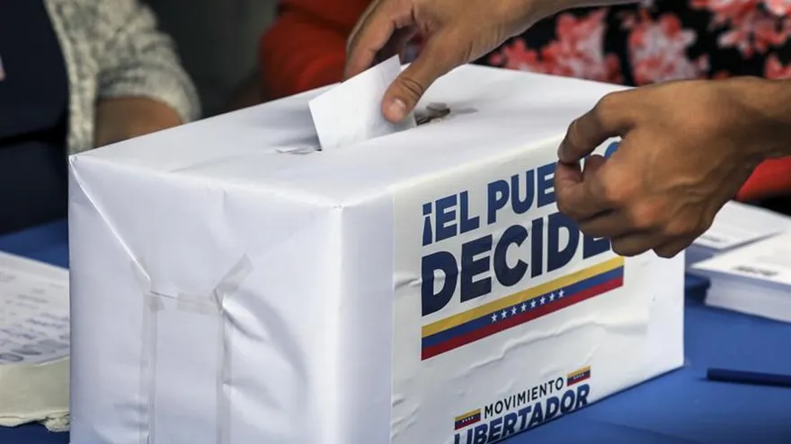 Un grupo de personas participan en una votación hoy 16 de julio del 2017 en Caracas (Venezuela).