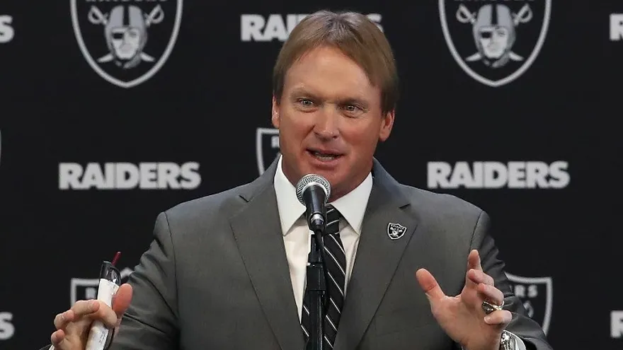 Jon Gruden llega a Raiders por la puerta grande y su promesa es "trabajar"