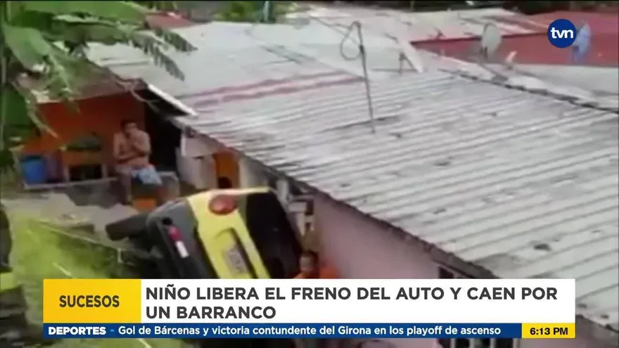 Auto cae en barranco con madre e hijo