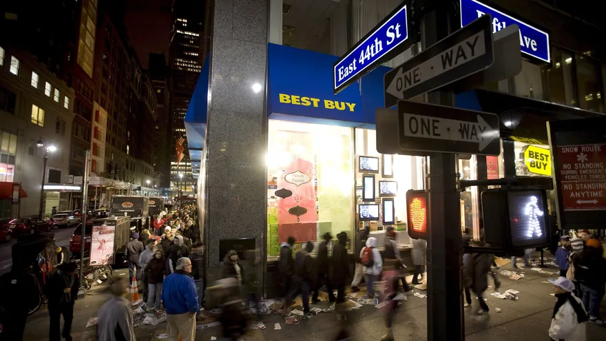 Vista de algunos comercios durante la temporada de compras navideña en la Quinta Avenida de Nueva York, Estados Unidos