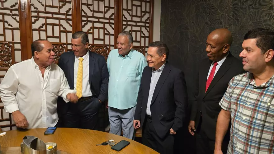 En la foto los diputados de la Bancada Mixta junto a José Muñoz, presidente del partido Alianza.