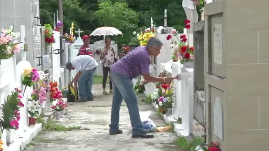 En el interior, recuerdan a sus familiares difuntos