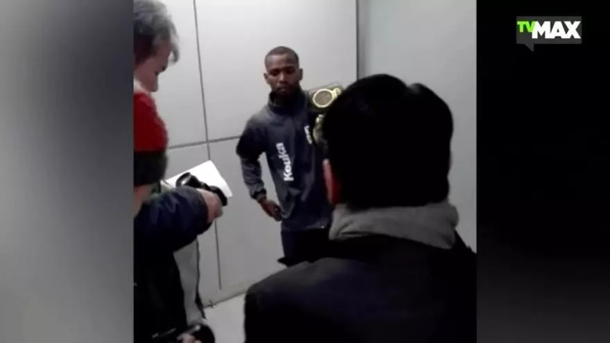 Jezreel Corrales llegó a Japón para su combate ante Uchiyama