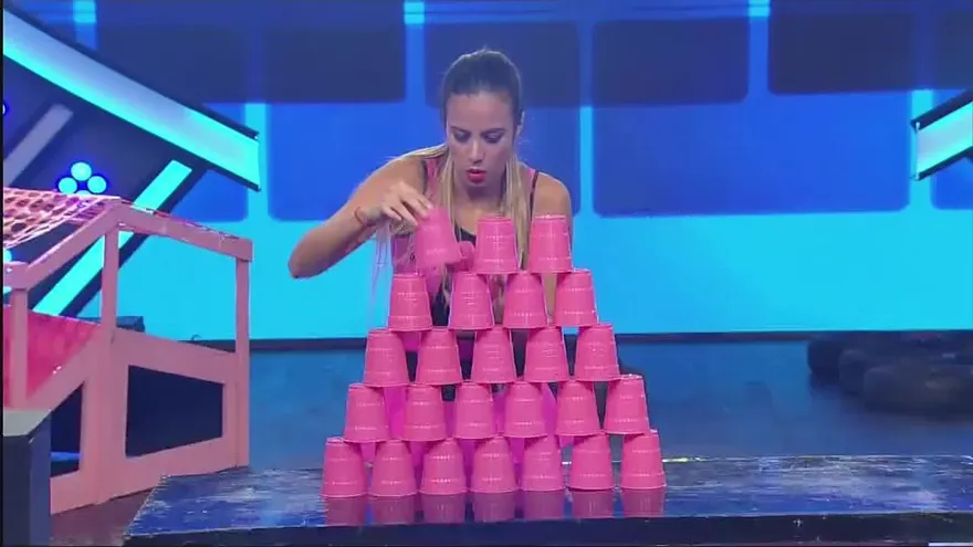 Adrenalina y mucha tensión para los guerreros armando la torre de vasos