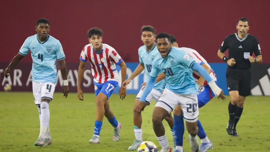 Acción del partido del Mundial Sub-17 Catar 2025 entre las selecciones de Panamá y Paraguay