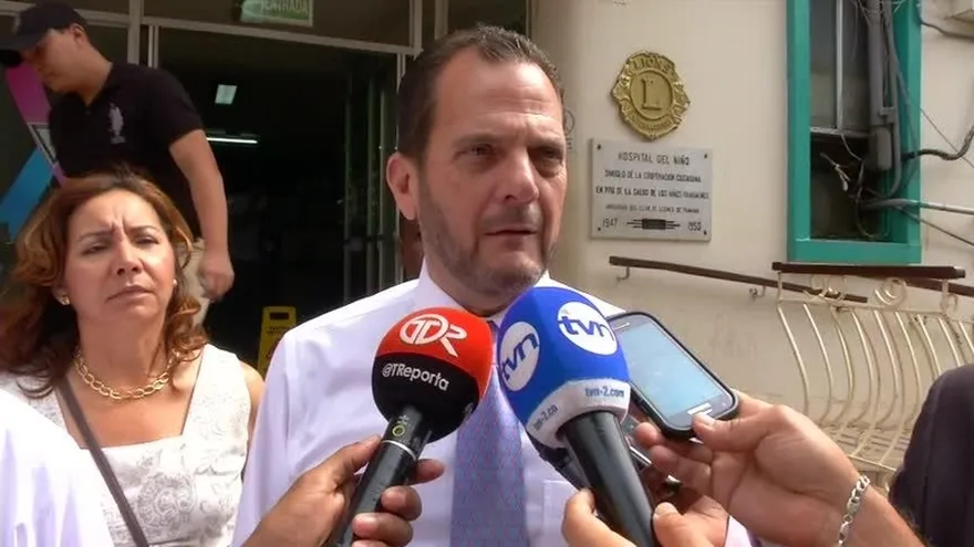 Contralor Humbert recorre el Hospital del Niño