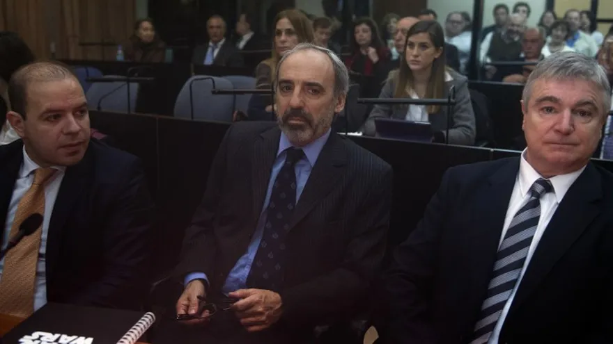 El ex magistrado Juan José Galeano asiste como acusado el primer día del juicio por el atentado a la AMIA de 1994 en Buenos Aires el 06 de agosto 2015.