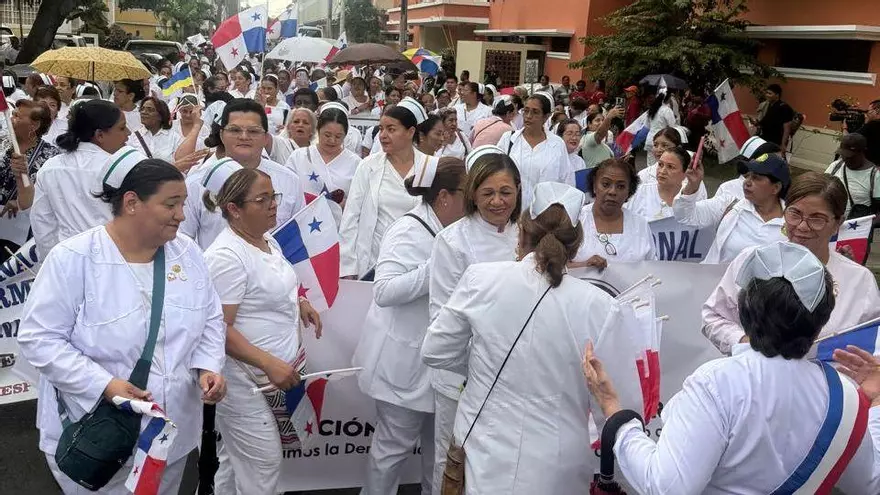 Asociación Nacional de Enfermeras marchan hacia la Presidencia.