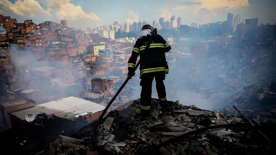 La Defensa Civil informó que por ahora se desconocen las causas de ambos incendios