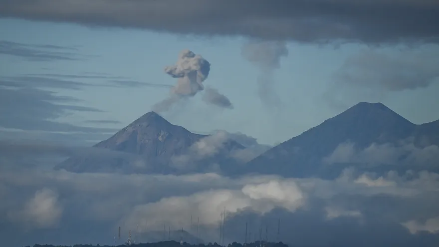 Esta vista aérea muestra los volcanes Fuego (izq.) y Acatenango cerca de la Ciudad de Guatemala el 9 de diciembre de 2025. El 28 de febrero de 2026, las autoridades guatemaltecas advirtieron a la población sobre el peligro de actividad explosiva de los volcanes Fuego y Santiaguito, entre los más activos del país. En respuesta a la actividad volcánica, las autoridades de la Coordinadora Nacional para la Reducción de Desastres (Conred) en el departamento de Sacatepéquez declararon una alerta naranja el 26 de febrero, lo que activa los planes de respuesta y da lugar a un monitoreo intensificado. A esto le sigue una alerta roja.