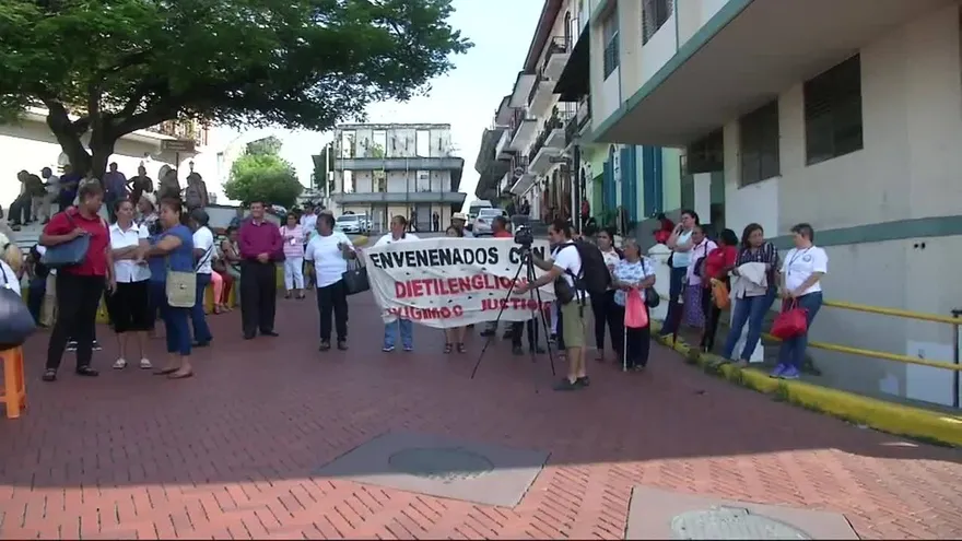 Afectados por dietilenglicol manifiestan en la Presidencia