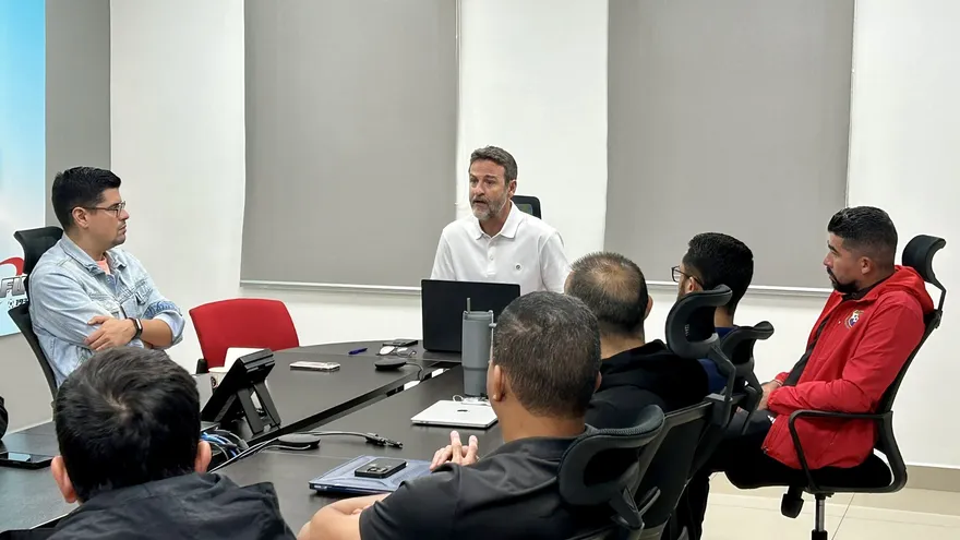 Thomas Christiansen (c) estuvo al frente del mitin con personal que trabaja en conjunto con la Selección de Panamá