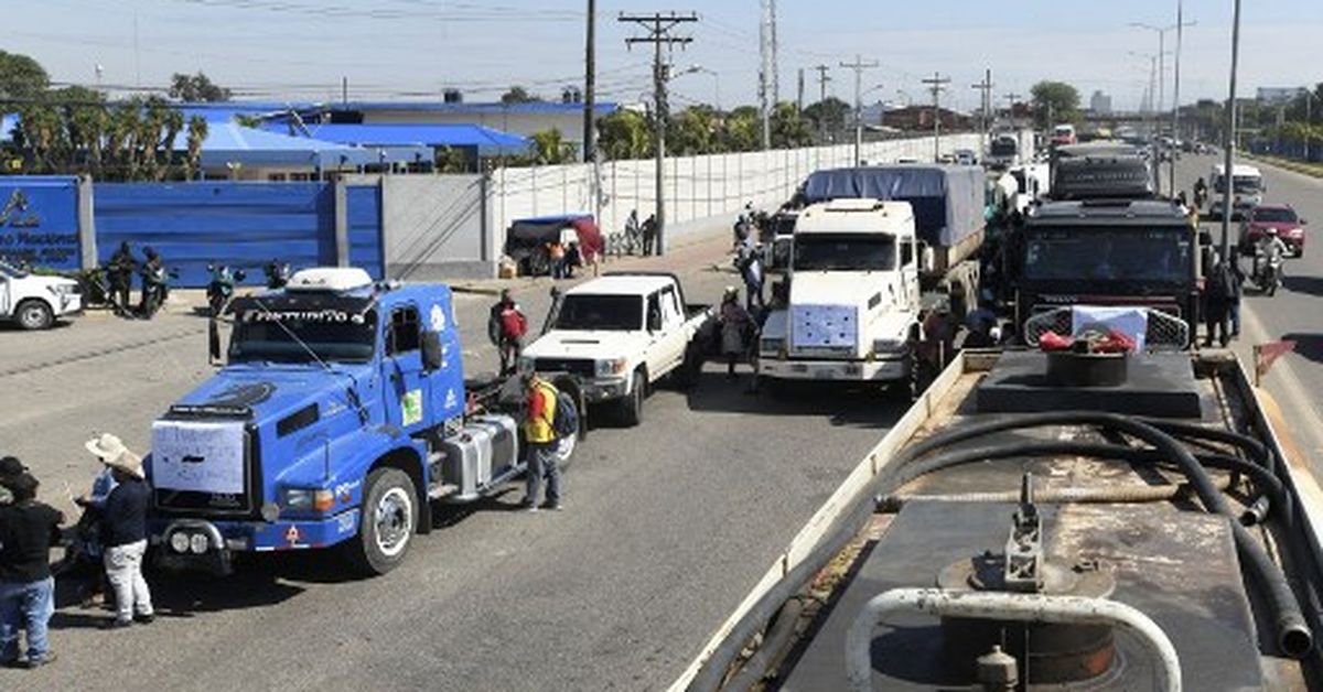 Transportistas bloquean caminos en Bolivia por escasez de diésel y ...