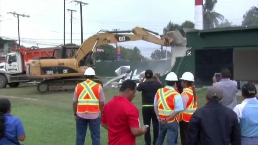 Inicia demolición del estadio Calvin Byron en Bocas del Toro