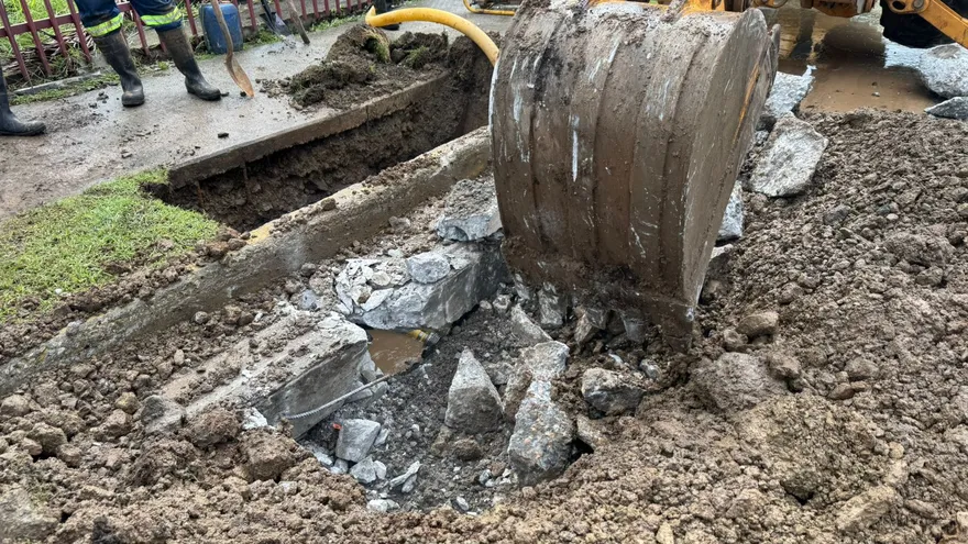 Cuadrillas del Idaan realizan las reparación de la tubería.