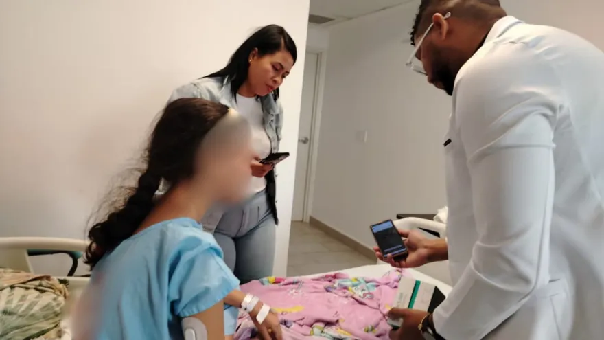 Una de las niñas atendidas en la Ciudad de la Salud que recibió el sensor de monitoreo glucosa