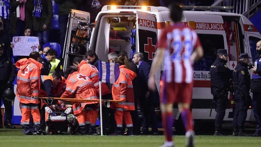 Fernando Torres al momento de ser sacado del estadio en ambulancia