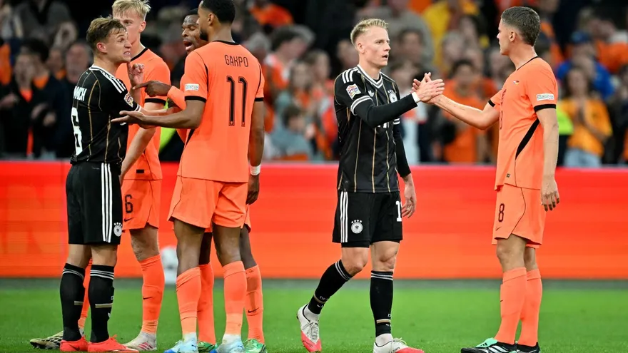 Jugadores de Países Bajos y Alemania se encuentran en partido de Liga de Naciones de la UEFA