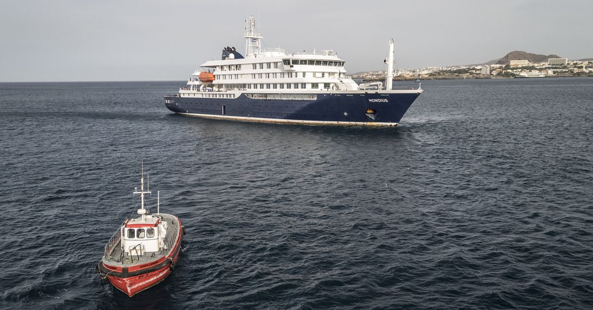 Las Islas Canarias se preparan para la llegada del crucero con brote de hantavirus