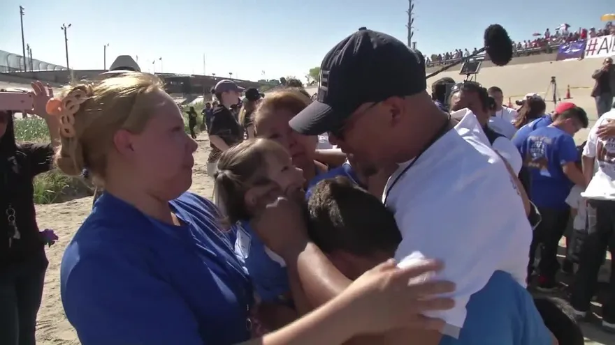 Un abrazo entre familias desgarradas en la frontera México-EEUU