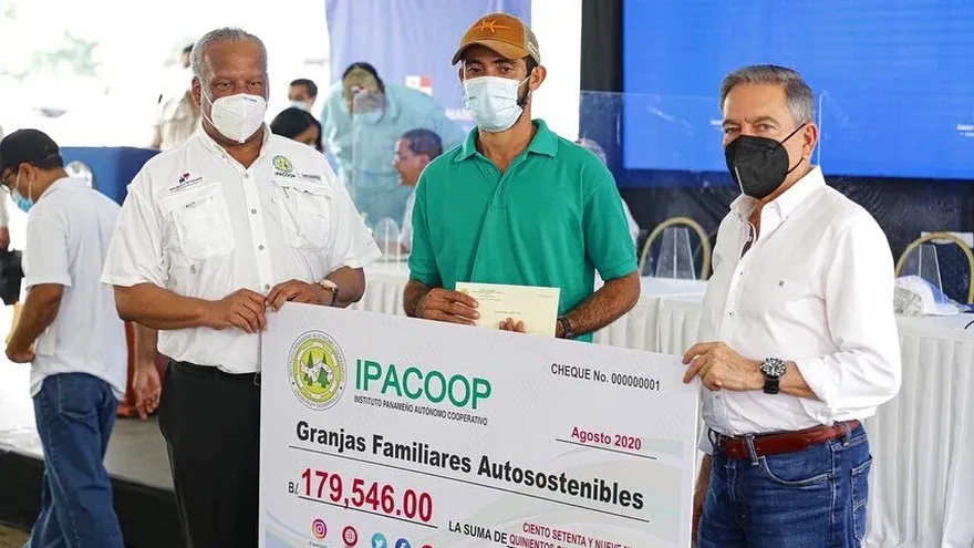 El Presidente Laurentino Cortizo participó de la entregua de insumos a beneficiarios del programa de Granjas Familiares Autosostenibles.