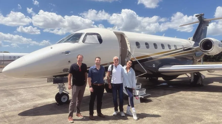 Peter Schiff (suéter blanco y jeans) cuando se disponía a abandonar Panamá